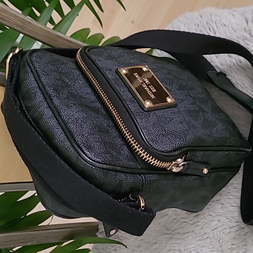 Michael Kors Leather Messenger Bag ❤️ - Picture 2 of 8